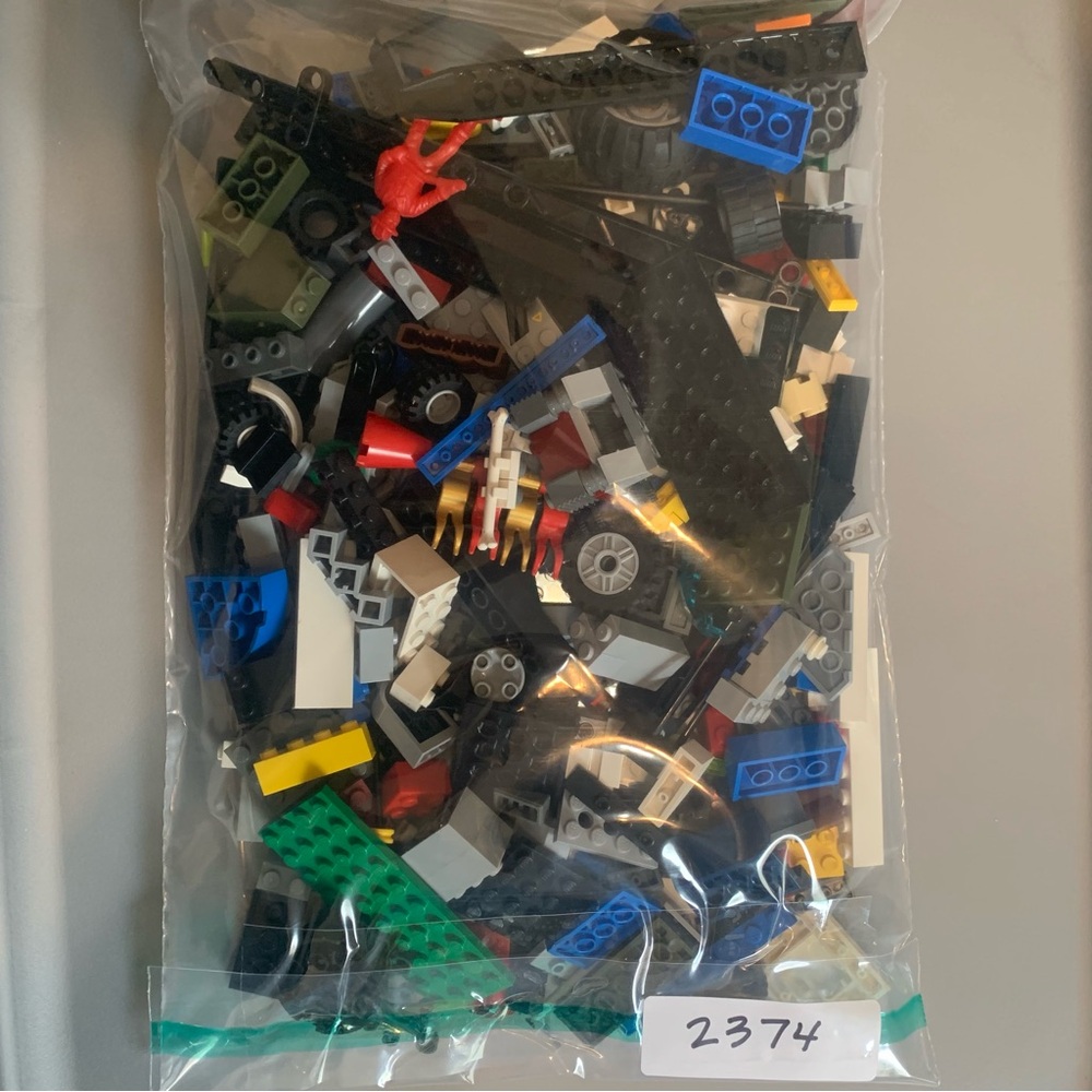 Legos 1 lb assorted
(2374)